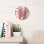 Moderne Imitate Rose Gold Fossil Große Wanduhr<br><div class="desc">Digitale Kunst gürtelgeistliche Rose Gold Imitate verdecken digitale Kunstgrafik mit fett weißen Fett-Gesichtszahlen. Moderne Eleganz. Mädchenglasdesign. Das digitale Kunstelement aus gebürstetem Metall druckt wie ein Foto auf der Wanduhr.</div>