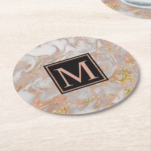 Moderne Imitate Rose Gold Marmor Swirl Monogramm Runder Pappuntersetzer (Angewinkelt)