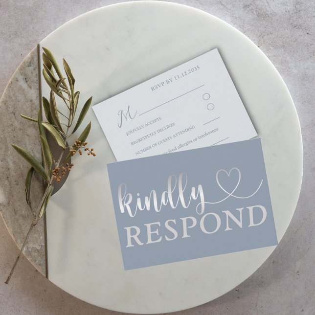 Moderne Imitate Silver & Dusty Blue Wedding RSVP Karte (Von Creator hochgeladen)