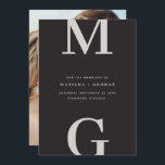 Moderne Initialen Grafik Typografie Foto Hochzeit Save The Date<br><div class="desc">Moderne Initialen fett grafische Typografie Foto Hochzeit speichern Sie die Datumskarte. Mit moderner,  eleganter Typografie und gestreiftem Backer-Design. Farben können individuell angepasst werden.</div>