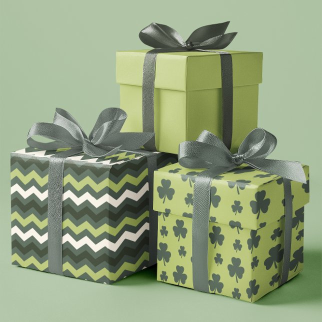 Moderne Irish Clover Lines im grünen Set von 3 Geschenkpapier Set (Modern Irish Clover Lines in Green set of 3 Wrapping Paper Sheets)