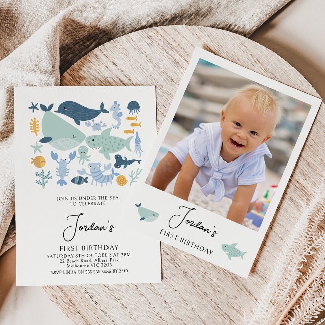 Moderne Jungs Foto Sea Creatures Boys 1. Geburtsta Einladung (Modern sea creature or oneder the sea first birthday invitation for boy featuring a photo on back.)