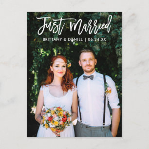 Moderne 'Just Married'-Fotografie mit Brush Script Postkarte