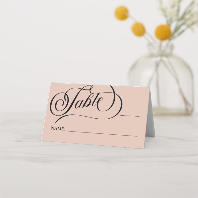 Moderne Kalligrafie-Beige-Hochzeit Platzkarte (Vorderseite)