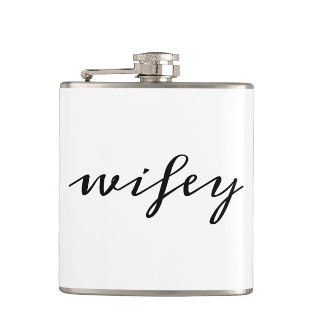 Moderne Kalligrafie Black Wifey Script Flachmann (Vorderseite)