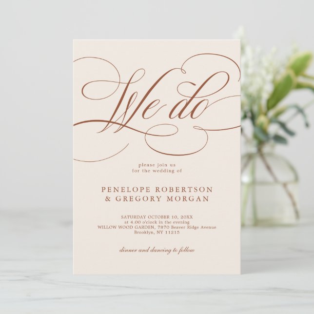 Moderne Kalligrafie Zeitlose Terrakotta-Hochzeit Einladung (Stehend Vorderseite)
