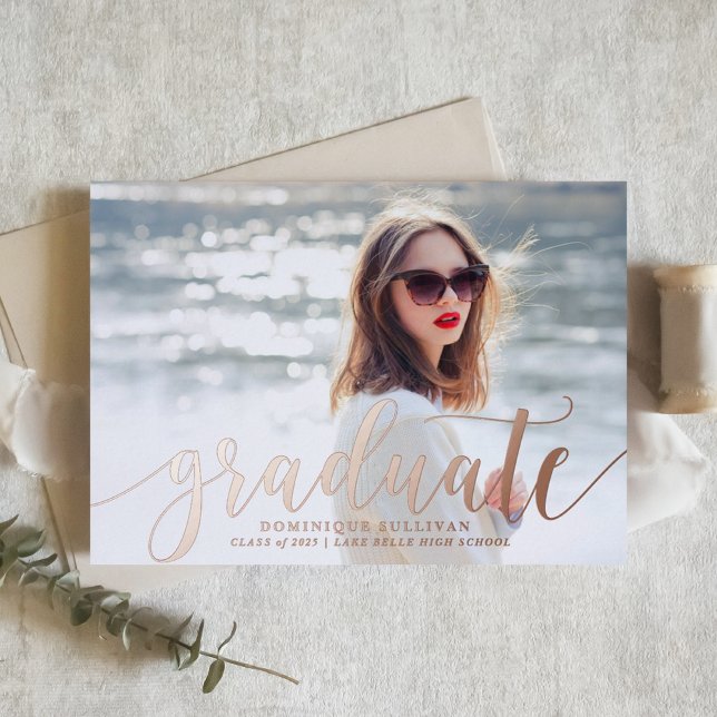 Moderne Kalligraphie Foto Abschluss Rose Gold Folieneinladung (Personalized Photo Graduation Invitation with Rose Gold Foil Modern Calligraphy – Customizable Photo)