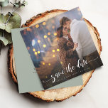 Moderne Kalligraphie-Foto-Hochzeit Save The Date<br><div class="desc">Moderne Kalligraphie mit swish Schwanz und Ihre Lieblings-Foto Hochzeitsankündigung Save the Date.</div>