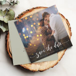 Moderne Kalligraphie-Foto-Hochzeit Save The Date<br><div class="desc">Moderne Kalligraphie mit swish Schwanz und Ihre Lieblings-Foto Hochzeitsankündigung Save the Date.</div>