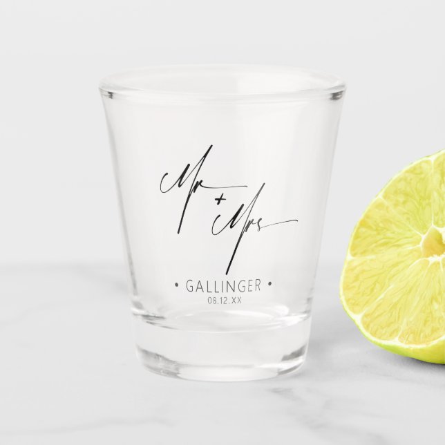 Moderne Kalligraphie Mr. & Mrs. Black ID1025 Schnapsglas (Vorderseite)