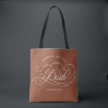 Moderne Kalligraphie Terracotta Mutter der Braut Tasche<br><div class="desc">Eine zeitlose und elegante Mutter der Brautgeschenktüte mit raffinierter Kalligraphie-Schrift auf klassischem Hintergrund,  perfekt für eine formale und raffinierte Hochzeitsfeier. Für die Anpassung oder weitere Produkte mit diesem Design,  bitte kontaktieren Sie mich.</div>