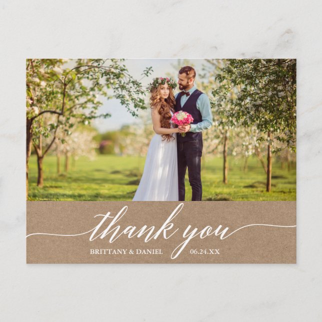 Moderne kalligraphische Hochzeit Danke Kraft Postkarte (Vorderseite)
