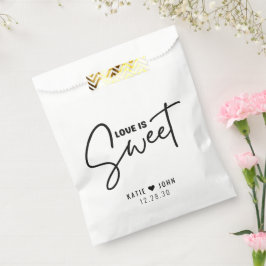 Moderne kalligraphische Liebe ist süße Hochzeit Geschenktütchen