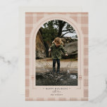 Moderne Karierte Rose und Rose Gold Folien Feiertagskarte<br><div class="desc">Ein klassisches kariertes Design mit einer modernen Drehung. Goldfolie aus Rose auf einem staubigen Hintergrund der Rose gestempelt. Jahr bearbeiten,  Gruß,  Familienname,  Lieblingsbild,  und eine zusätzliche Nachricht auf der Rückseite,  um Ihr Jahr in der Überprüfung,  aber dass Sie löschen können.</div>