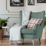 Moderne Karierte Weihnachten | Happy Merry Joyful Kissen<br><div class="desc">Dieses personalisierte Kissen ist vielleicht die Weihnachtsgeschenkidee, nach der Sie gesucht haben. Kariert ist einfach so rustikal charmant für Weihnachten. Die Farben dieses karierten ist eine moderne trifft traditionelle Drehung, die den Zauber der Saison auf eine fröhliche, skurrile Art und Weise feiert. Nichts schafft so ein gemütliches Winterambiente wie warme...</div>