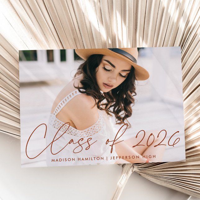 Moderne Klasse 2025 Terracotta Script Foto Ankündigung (Von Creator hochgeladen)