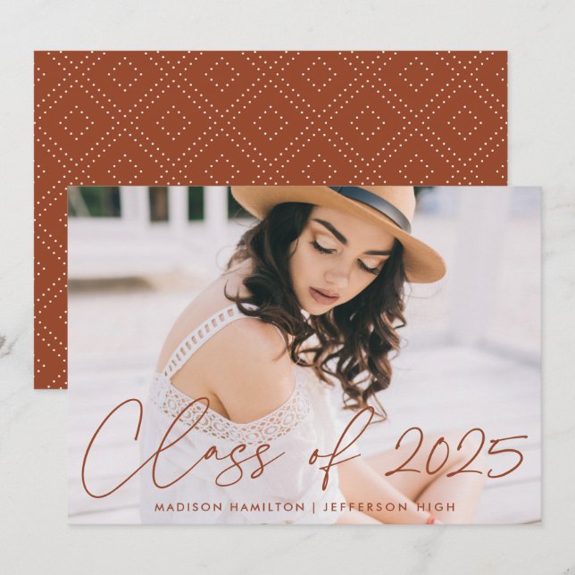 Moderne Klasse 2025 Terracotta Script Foto Ankündigung (Vorne/Hinten)