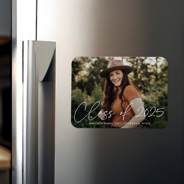 Moderne Klasse des White Script-Abschlusses 2025 Magnet (Von Creator hochgeladen)