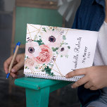 Moderne korallenrosa Blume Tage Woche nach Maß Planer<br><div class="desc">Moderne Coral Pink Blume Tage Wochen Custom Planers ist schön. Aquarellfarbene Blume und Akzente von Goldlinien bilden eine großartige Kombination. Ideal,  um Ihr Jahr mit Erfolg zu planen und zu zeigen,  dass Sie bereit sind,  der Welt zu begegnen. Man kann es personalisieren.</div>