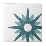 Moderne, kühne türkisfarbene Keramik aus dem Mitte Fliese<br><div class="desc">Modernes, inspiriertes Design aus der Mitte des Jahrhunderts mit einem Single Vintage türkisfarbene Retro-Sternexplosion aus dem Set nach unten rechts auf weißem Hintergrund. Einfaches, sauberes modernes Design. Erstellen Sie Ihre eigene, benutzerdefinierte Kachel, indem Sie ein neues Bild hochladen, oder verwenden Sie den "Nachricht"-Button, um den Designer um Hilfe zu bitten....</div>