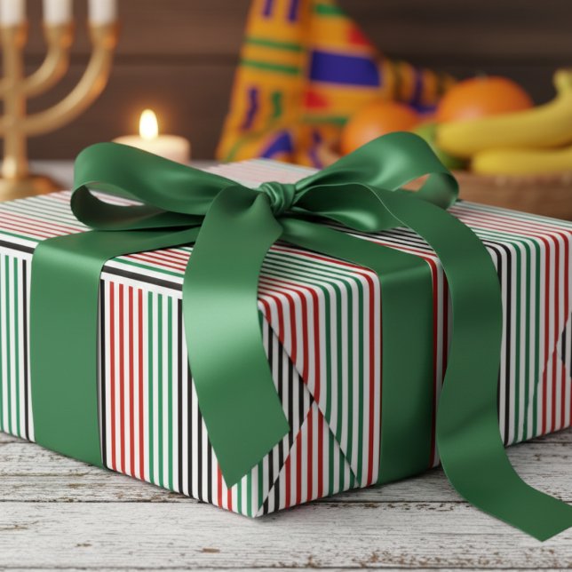 Moderne Kwanzaa-Streifen Geschenkpapier (African Kwanzaa Party Wrapping Paper. Black, Red & Green Africa Colors Pinstripe. Thin Stripe Lines)