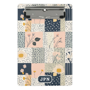 Moderne Landhaus-Blumenpatchwork in Rosé und Blau Mini Klemmbrett