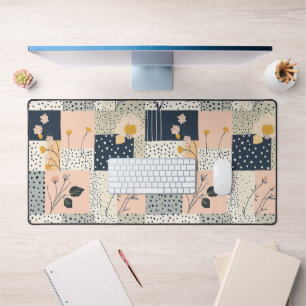 Moderne Landhaus-Blumenpatchwork in Rosé und Blau Schreibtischunterlage