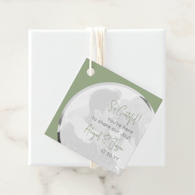 Moderne Lässige Hochzeitssage Foto Grün Geschenkanhänger (Beispiel)