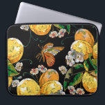 Moderne Lemon Citrus Floral Butterfly Muster Laptopschutzhülle<br><div class="desc">Dieses moderne Design zeichnet sich durch ein Muster auf Zitronen aus,  mit Blume und Schmetterlingen #lemon #citrus #butterflies #electronics #laptopcases #laptop #laptopsleeves #office #school #Zuhause #work #gift #gifts #modische #style #stylish #trendy #trendy #trendy</div>
