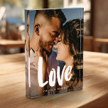 Moderne Liebe Hochzeit einer einfachen Kalligrafie Fotoblock<br><div class="desc">Süßer und einfacher Sake für alle Ehepaare oder Neuvermählten, mit moderner Script-Kalligrafie-LIEBE über Ihre individuelle Namen und dunklem Farbverlauf, um die Typografie zu heben. Das Foto ist für Hochzeit und Verlobung sehr beliebt.</div>