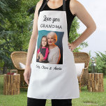 Moderne Liebe Sie Oma Foto Keepake Schürze<br><div class="desc">Moderne Liebe Sie Oma Foto Keepake Schürze. Erstellen Sie Ihre eigene personalisierte Schürze für Großmutter zum Muttertag,  Geburtstag oder Weihnachten.</div>