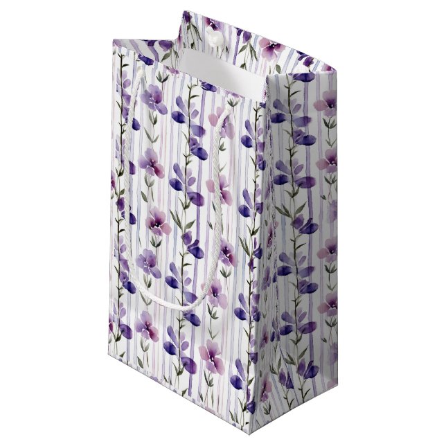 Moderne lila Blumenmuster Aquarell Kleine Geschenktüte (Vorderseite Schrägansicht)