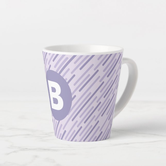 Moderne Lila Diagonalstreifen Monogramm Milchtasse (Rechte Ecke)