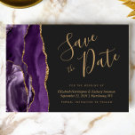 Moderne Lila Gold Agate Dark Save the Date Card<br><div class="desc">Diese elegante,  moderne Save the Date-Karte verfügt über einen lila Aquarellstreifen mit vergoldetem Imitat-Glitzer. Der anpassbare Text kombiniert goldfarbene Handschrift,  Copperplate und kursiv Schriftart auf dunkelkohlegrauem Hintergrund. Auf der Rückseite ist ein lila und goldenes Design zu sehen.</div>