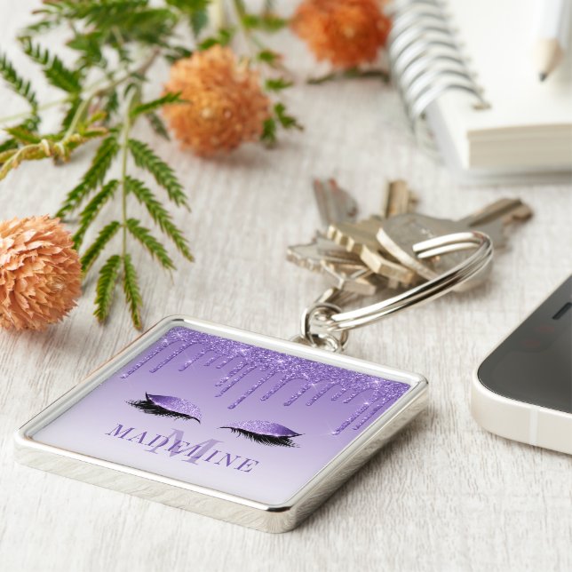 Moderne Lila Monogram Glitzer Lashes Schlüsselanhänger (Seite)
