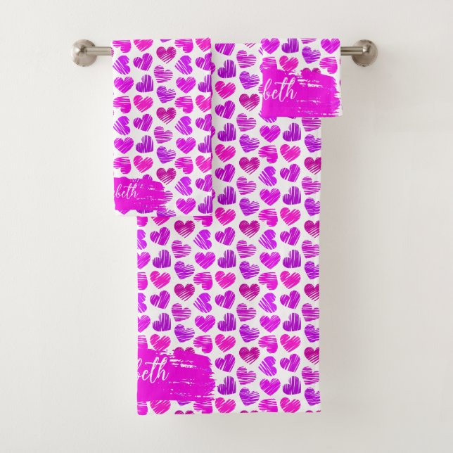 Moderne Lila rosa Doodled Hearts Valentine Name Badhandtuch Set (Insitu)