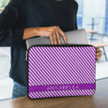 Moderne Lila Streifen Laptopschutzhülle<br><div class="desc">Mit diesem modernen, Lila Streifen Laptop-Sieb fügen Sie Ihrer Technik eine elegante und stilvolle Touch hinzu. Mit seinem zeitgenössischen Design aus feinen, lila Streifen besticht dieser Sleeve durch Eleganz und Eleganz und macht ihn zum perfekten Accessoire für Arbeit, Schule oder Reisen. Aus hochwertigem, leichtem Neopren gefertigt, bietet es einen besseren...</div>