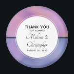 Moderne Lila und rosafarbene Abstrakte Hochzeit Magnet<br><div class="desc">Ein Hochzeitsdank-Magnet mit einem modernen,  stilvollen Hintergrund. Rosa und lila Farbtöne,  die sich um den Gradienteneffekt drehen. Ein Kreis,  der oben mit dem Text übereinander liegt.</div>