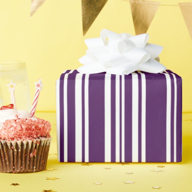 Moderne Lila und weiße Streifen Geschenkpapier (Geburtstagsparty)