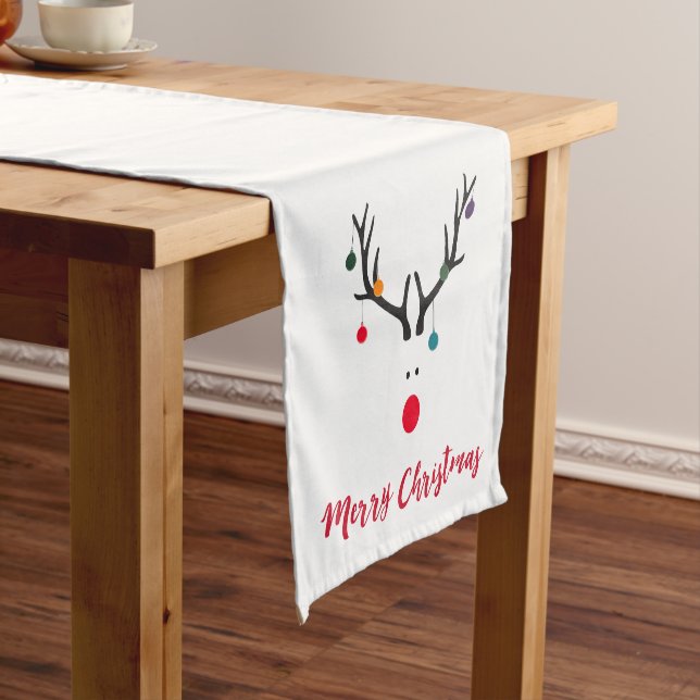 Moderne, lustige Weihnachtsrinder auf Weiß Kurzer Tischläufer (Beispiel)