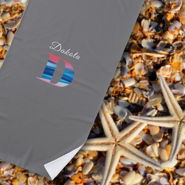 Moderne Luxus Korallenblau Erstname D hellgrau Strandtuch (Von Creator hochgeladen)