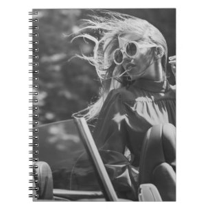 Moderne Luxus-Lebensstil Mädchen Autofahrerin Notizblock