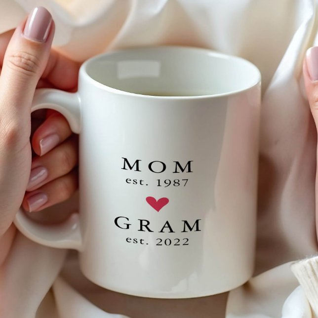 Moderne Mama | Gram Year Est. Tasse (Von Creator hochgeladen)