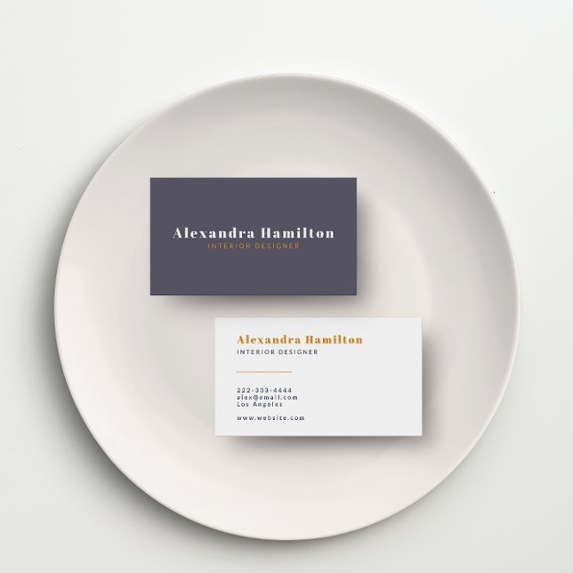 Moderne Meets Mled: Chic Mauve & Mustard Yellow Visitenkarte (A stylish modern mauve and mustard yellow business card with classic typography.)