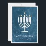 Moderne Menorah Chanukka Karte mit Foto-Beistand<br><div class="desc">Diese glückliche Chanukka-Karte kennzeichnet modernes und Spaß menorah Illustration steht heraus gegen einen strukturierten Hintergrund auf Blau, das Sie zu JEDER MÖGLICHER FARBE unter Verwendung ändern können "besonders anfertigen es" Knopf! Der Beistand ist mit einem Foto Ihrer Wahl und des kundenspezifischen überlagerten ODER klaren Textes alle Beistandeinzelteile totalpersonalizable, damit eine...</div>