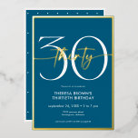 Moderne Minimal Aquamarin 30 Script Geburtstag Folieneinladung<br><div class="desc">Dieses moderne und schicke Geburtstagsfest verbindet klassisches aquamarines und Weiß mit Akzenten echter Goldfolie. Es ist minimales Design ist ein einfaches und lustiges Design,  um den Meilenstein Geburtstag zu feiern. Diese Version der Karte hat einen skurrilen kleinen Polka-Punkt zurück. Erstellt von der einfachen Farmhouse Press.</div>