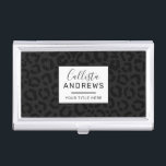 Moderne Minimal Black Leopard Print Visitenkarten Dose<br><div class="desc">Dieses moderne und minimalistische Design ist perfekt für die stilvolle und trendige Frau. Es zeichnet sich durch eine Holzkohle schwarz und schwarz Leoparden Gepard-Tier Druck Muster. Es ist cool, einzigartig, zeitgemäß und modern. ***WICHTIGE HINWEIS FÜR DESIGN: Für individuelle Designanforderungen, wie z.B. passende Produkte, Farbänderungen, Platzierungsänderungen oder andere Änderungswünsche, senden Sie...</div>