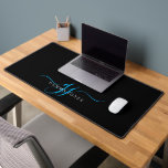 Moderne Minimal Blue Script Monogram Black Desk Ma Schreibtischunterlage<br><div class="desc">Eine elegante, moderne mit Monogramm Schreibtischmatte im minimalistischen Stil mit einem serifenlosen Sans-Namen und eleganten, blauen Swash-Schriftzeichen auf schwarzem Schreibtisch. Für Zuhause oder Büro.</div>