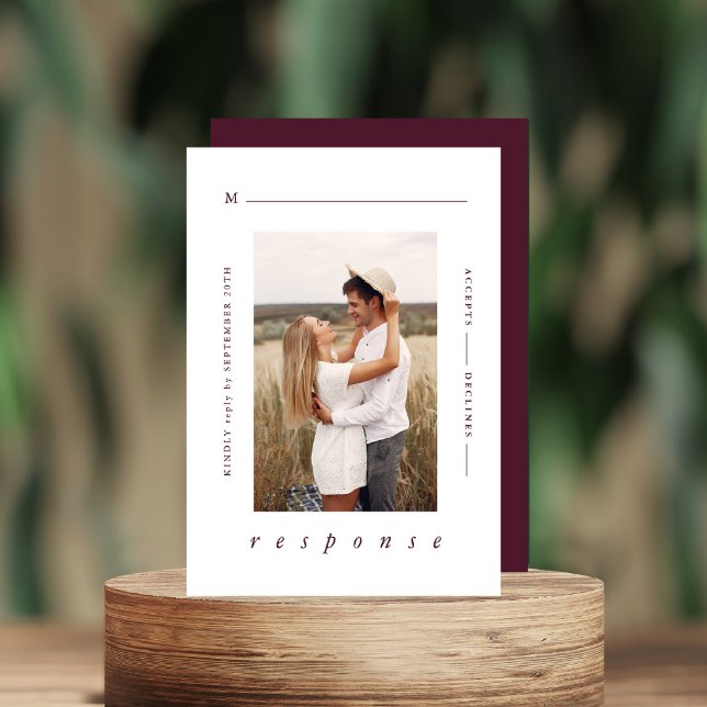 Moderne Minimal Burgundy Foto Wedding RSVP Karte (Von Creator hochgeladen)