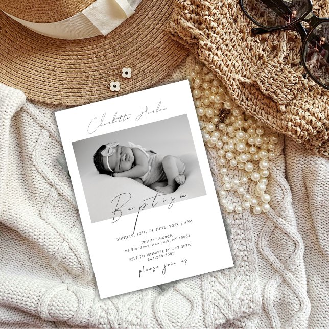 Moderne Minimal Calligraphy Baby Foto Taufe Einladung (Modern Minimal Calligraphy Baby Photo Baptism Invitation)